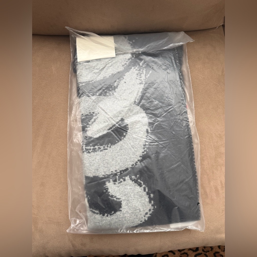 NWT Alexander McQueen Black and grey logo wool scarf - Picture 5 of 6